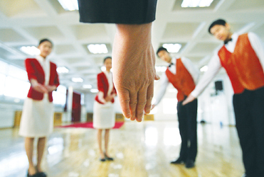 服务手势详解 手指训练的标准与礼仪